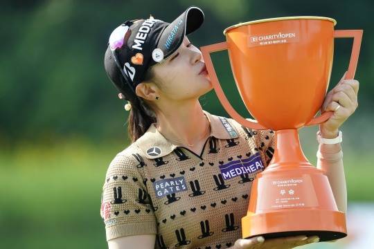 박현경이 우승컵에 입맞춤을 하고 있다. /브리지스톤골프