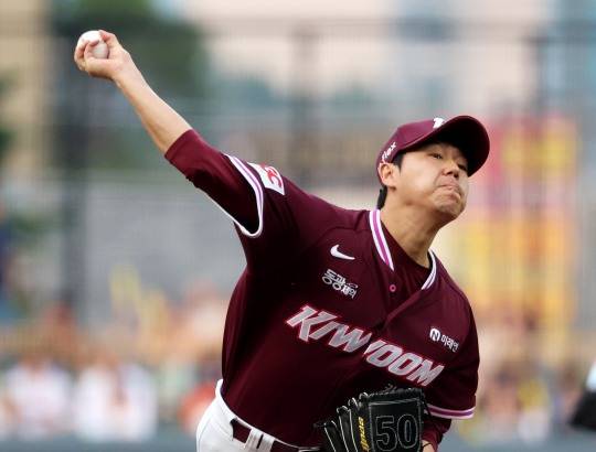 투구하는 하영민. 사진[연합뉴스]
