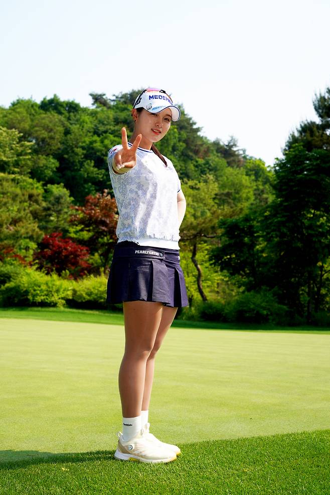 Sh수협은행 MBN 여자오픈 우승에 도전하는 박현경이 포즈를 취하며 환하게 웃고 있다. 김상민 골프전문사진기자