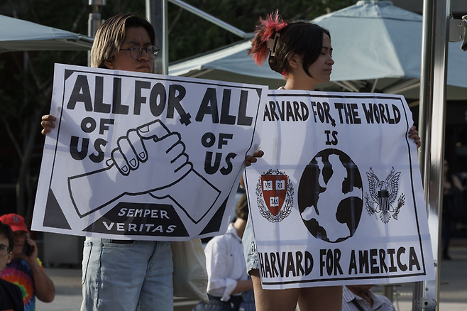 27일(현지시간) 미국 메사추세츠 케임브리지에 위치한 하버드대 사이언스센터 앞에서 열린 집회에 참석한 이들이 유학생들을 지지하는 내용의 피켓을 들고 있다. 지난 22일 트럼프 행정부는 하버드대의 외국인 유학생 등록 자격을 박탈했다. [EPA=연합뉴스]