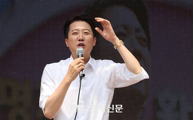 개혁신당 이준석 대선 후보가 28일 서울 여의도공원에서 점심시간을 이용해 산책 나온 직장인 유권자들을 만나며 지지를 호소하고 있다. 2025.5.28[이충우기자]