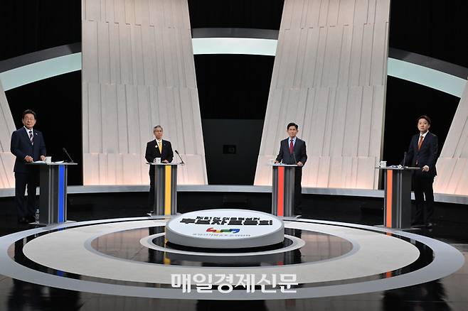 더불어민주당 이재명(왼쪽부터), 민주노동당 권영국, 국민의힘 김문수, 개혁신당 이준석 대선 후보가 27일 서울 마포구 상암동 MBC 스튜디오에서 진행된 정치 분야 TV토론회에 참석해 있다.