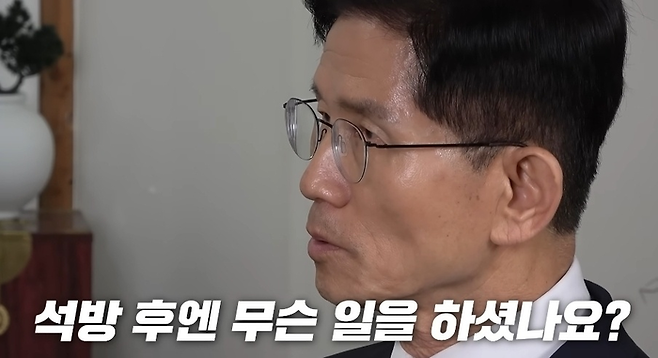 28일 공개된 유튜브 ‘공부왕찐천재 홍진경’에서 김문수 국민의힘 대선 후보가 고문 순간을 설명하고 있다. [사진 출처 = ‘공부왕찐천재 홍진경’ 캡처]