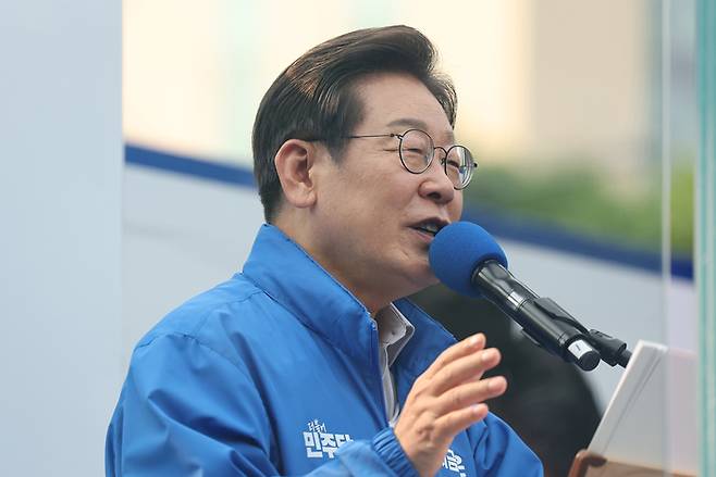 이재명 더불어민주당 대선 후보가 28일 서울 광진구 어린이대공원 정문 앞에서 열린 광진구·중랑구 집중 유세에서 지지를 호소하고 있다. [사진 출처 = 연합뉴스]