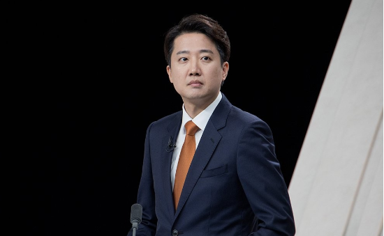 이준석 개혁신당 대선후보가 27일 서울 마포구 상암동 MBC 스튜디오에서 열린 정치 분야 TV토론회를 준비하고 있다.(사진=연합뉴스)