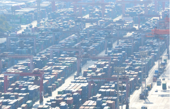 부산 남구 신선대부두에 수출입 화물이 쌓여있다. (사진= 연합뉴스)