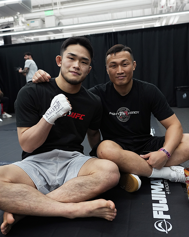 왼쪽부터 Road to UFC 시즌4 준준결승을 앞둔 초대 AFC 라이트급 챔피언 박재현, 코리안좀비MMA 정찬성 관장. 정찬성 관장은 현역 시절 UFC 페더급 타이틀매치를 두 차례 치렀다. 사진=TKO