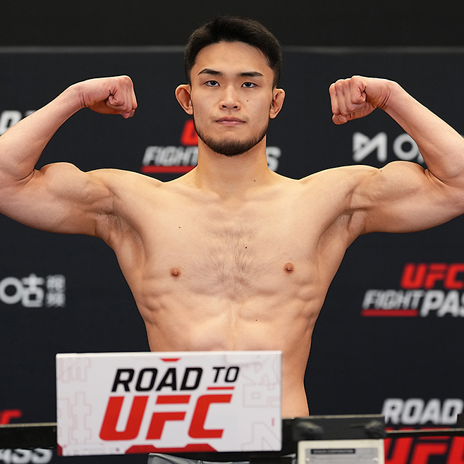 초대 AFC 라이트급 챔피언 박재현이 2025년 5월 중국 퍼포먼스 인스티튜트 상하이 Road to UFC 시즌4 준준결승 계체를 통과하고 있다. 사진=TKO