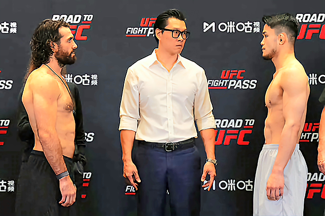호주 Eternal MMA 챔피언 잭 베커와 AFC 챔피언 박재현이 2025년 5월 중국 퍼포먼스 인스티튜트 상하이 Road to UFC 시즌4 라이트급 준준결승 계체 통과 후 마주 보고 있다. 가운데는 케빈 장 UFC 수석부사장 겸 아시아 총책. 사진=TKO