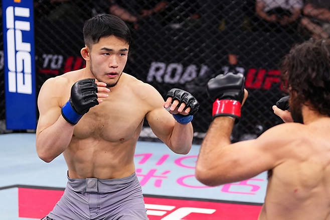 초대 AFC 라이트급 챔피언 박재현이 2025년 5월 중국 퍼포먼스 인스티튜트 상하이 Road to UFC 시즌4 준준결승을 치르고 있다. 사진=TKO