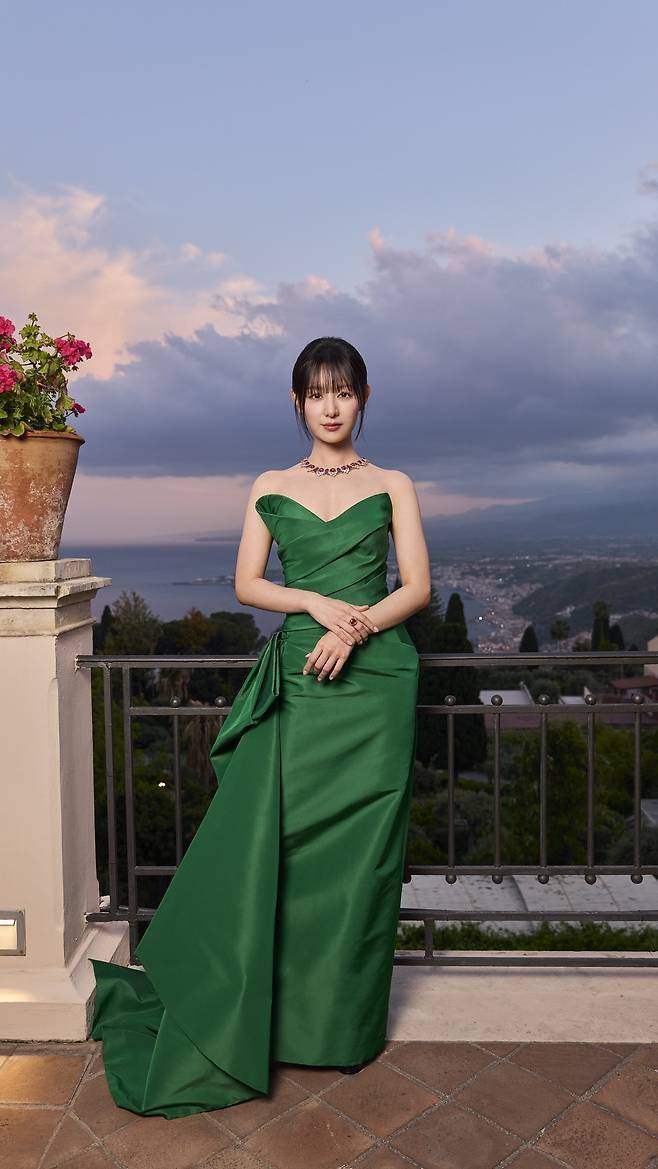 불가리 앰버서더로 참석한 김지원은 우아하면서도 절제된 태도, 그리고 독보적인 고전미로 화려한 현장을 자신의 무대로 바꿨다.사진=불가리 제공