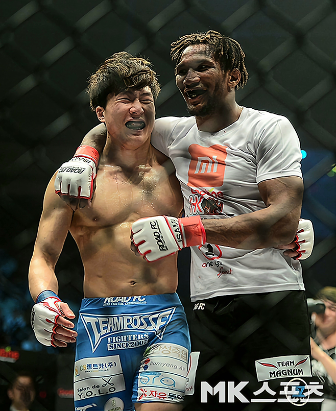기원빈이 2017년 4월 서울특별시 장충체육관 로드FC 라이트급 100만 달러 토너먼트 국제 선발전 탈락 후 만수르 바르나위에게 위로를 받고 있다. 사진=천정환 기자
