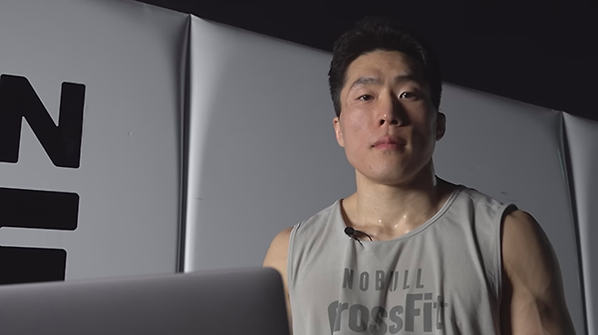 Road to UFC 시즌1~3 라이트급 멤버 기원빈이 코리안좀비MMA 체육관에서 RIZIN WORLD SERIES in KOREA 메인이벤트에서 상대할 일본계 브라질 파이터 호베르투 사토시 지소자 종합격투기 영상을 분석하고 있다. 사토시는 초대 라이진 71㎏ 챔피언이다. 사진=RIZIN FF