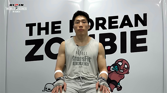 Road to UFC 시즌1~3 라이트급 멤버 기원빈이 코리안좀비MMA 체육관에서 RIZIN WORLD SERIES in KOREA 메인이벤트 관련 인터뷰 질문을 듣고 있다. 이번 종합격투기 시합 상대는 초대 라이진 71㎏ 챔피언 호베르투 사토시 지소자다. 사진=RIZIN FF