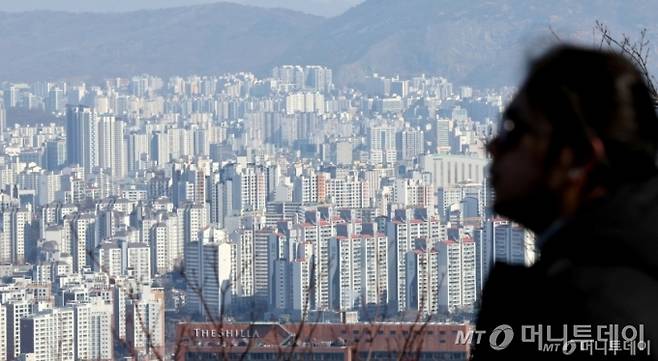 (서울=뉴스1) 장수영 기자 = 21일 오후 서울 남산을 찾은 관광객이 아파트 단지를 바라보고 있다.   부동산R114에 따르면 오는 3월 서울에서는 성북구 장위동과 광진구 자양동 대단지의 입주가 본격 시작돼 업체 조사 기준 3월 역대 최대치인 5,218가구가 집들이를 한다.  전국적으로는 아파트 58개 단지에서 2만 7,541가구가 입주할 예정이다. 2025.2.21/뉴스1  Copyright (C) 뉴스1. All rights reserved. 무단 전재 및 재배포,  AI학습 이용 금지. /사진=(서울=뉴스1) 장수영 기자