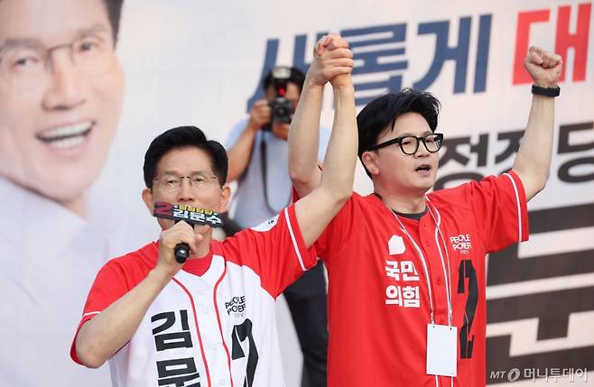 [서울=뉴시스] 권창회 기자 = 한동훈 전 국민의힘 대표가 26일 서울 도봉구 방학사거리 인근에서 열린 김문수 국민의힘 대선 후보의 집중유세에서 합동유세를 하고 있다. (공동취재) 2025.05.26. photo@newsis.com /사진=