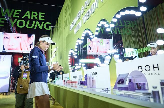 카이 트럼프가 미국 텍사스의 TPC 크레이그 랜치에서 열린 PGA 투어 '더 CJ컵 바이런 넬슨'을 직접 관람하고, '하우스 오브 CJ'를 방문해 올리브영 상품을 둘러보고 있다./사진제공=CJ그룹