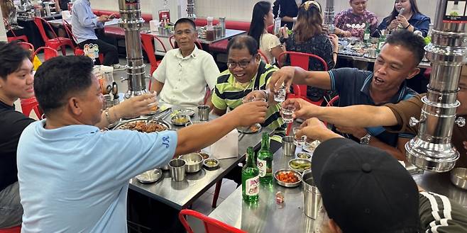 지난 19일 필리핀의 삼겹살 대형 프랜차이즈 삼겹살라맛에서 현지 소비자들이 진로 제품을 즐기고 있다./사진제공=하이트진로