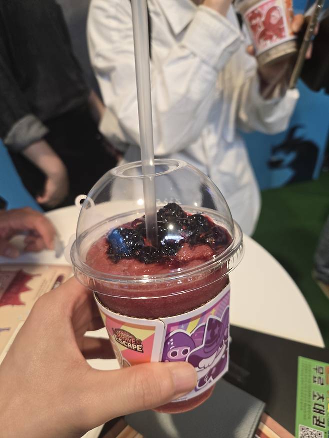 기자가 주문한 아사이 프로스트. 빨간 열매가 올라간 비주얼이 독특하다./사진=이찬종 기자