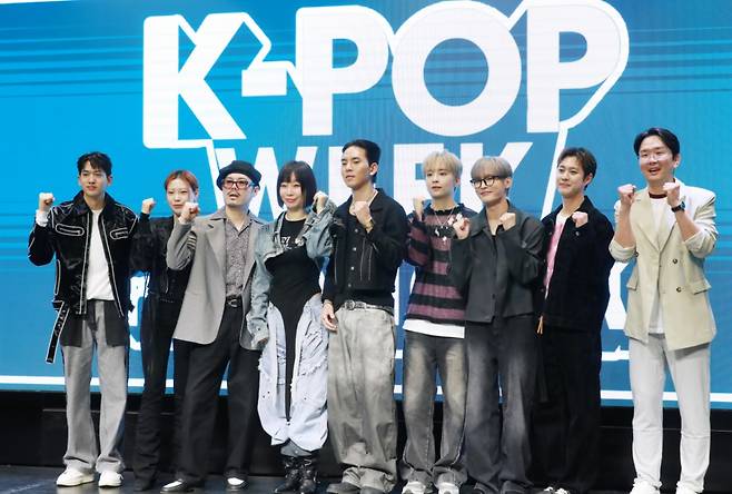 류필립, 군조크루, 김시훈, 강현우, 양승호, 윤형빈이 23일 오후 서울 마포구 H-STAGE에서 진행된  'K팝 위크 인 홍대' 개최 기자간담회에 참석해 포즈를 취하고 있다.  ‘더 가까이, 더 진심으로’라는 슬로건 아래 대형 공연장 위주의 K팝 시장에 소극장 기반 라이브 공연 문화를 확산시키겠다는 취지로 마련된 'K팝 위크 인 홍대'는 엠블랙 양승호, CLC 예은, 틴탑 천지, 루네이트, 남태현 등 다양한 아티스트들이 5월 3일, 10일 11일에 홍대 일대 여러 소극장에서 공연을 선보인다. /2025.04.23 /사진=이동훈 photoguy@