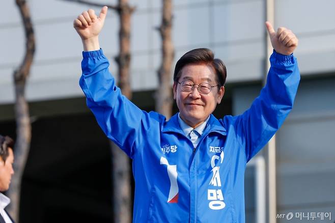 (남양주=뉴스1) 안은나 기자 = 이재명 더불어민주당 대통령 후보가 26일 오후 경기 남양주시 평내호평역 광장을 찾아 유세를 마친 뒤 인사하고 있다. 2025.5.26/뉴스1  Copyright (C) 뉴스1. All rights reserved. 무단 전재 및 재배포,  AI학습 이용 금지. /사진=(남양주=뉴스1) 안은나 기자