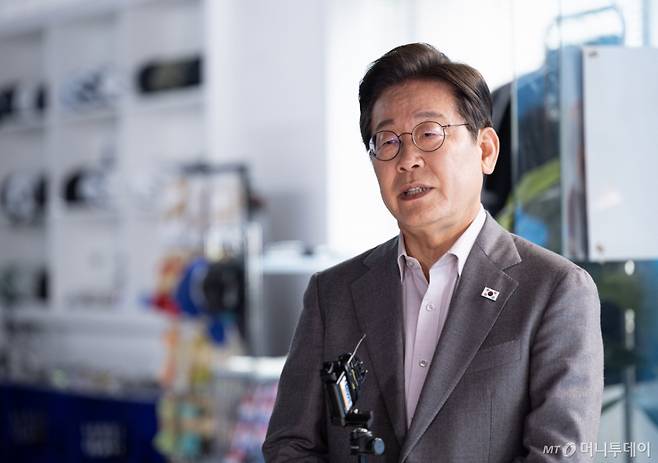 (서울=뉴스1) 이재명 기자 = 이재명 더불어민주당 대통령 후보가 28일 오후 서울 강남구의 한 스튜디오에서 열린  '1400만 개미와 한배 탔어요' 유튜브 라이브를 마친 후 백브리핑을 하고 있다. 2025.5.28/뉴스1  Copyright (C) 뉴스1. All rights reserved. 무단 전재 및 재배포,  AI학습 이용 금지. /사진=(서울=뉴스1) 이재명 기자