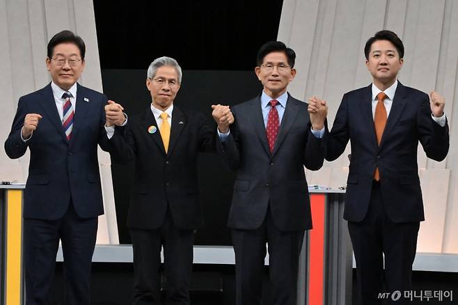 [서울=뉴시스] 국회사진기자단 = 27일 오후 서울 마포구 상암동 MBC 스튜디오에서 열린 중앙선거방송토론위원회 주관 제21대 대통령선거 3차 후보자토론회 시작에 앞서 각 정당 대선후보들이 기념촬영을 하고 있다. 왼쪽부터 이재명 더불어민주당, 권영국 민주노동당, 김문수 국민의힘, 이준석 개혁신당 대선후보.