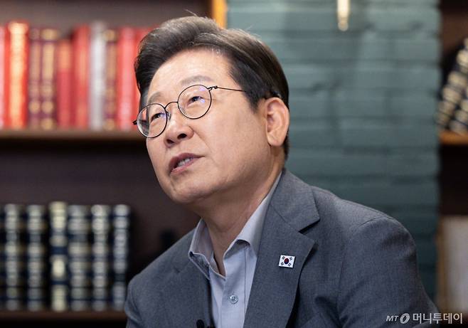 [서울=뉴시스] 조성우 기자 = 이재명 더불어민주당 대선후보가 28일 오후 서울 강남구의 한 스튜디오에서 열린  '1400만 개미와 한배 탔어요' 유튜브 생방송에서 발언하고 있다. (공동취재) 2025.05.28. photo@newsis.com /사진=조성우