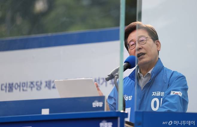 (서울=뉴스1) 이재명 기자 = 이재명 더불어민주당 대통령 후보가 28일 오후 서울 광진구 어린이대공원역에서 시민들에게 지지를 호소하고 있다. (공동취재) 2025.5.28/뉴스1  Copyright (C) 뉴스1. All rights reserved. 무단 전재 및 재배포,  AI학습 이용 금지. /사진=(서울=뉴스1) 이재명 기자