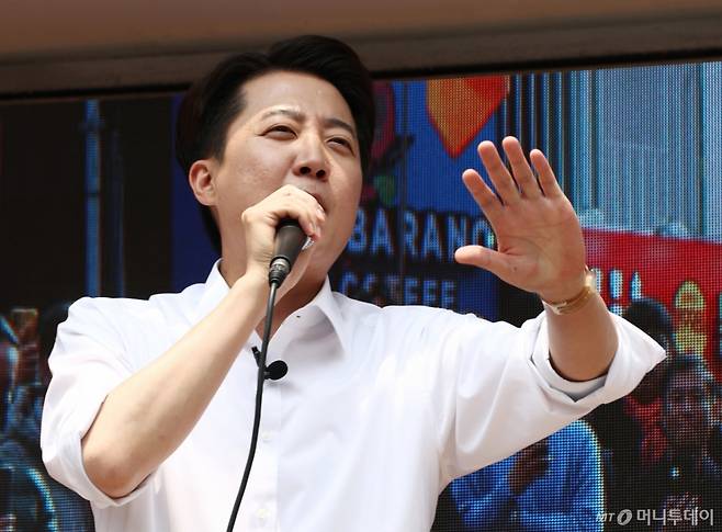 (서울=뉴스1) 김민지 기자 = 이준석 개혁신당 대통령 후보가 28일 서울 영등포구 여의도공원에서 유세를 하고 있다. 2025.5.28/뉴스1  Copyright (C) 뉴스1. All rights reserved. 무단 전재 및 재배포,  AI학습 이용 금지. /사진=(서울=뉴스1) 김민지 기자