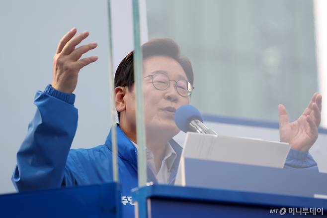 (서울=뉴스1) 이재명 기자 = 이재명 더불어민주당 대통령 후보가 28일 오후 서울 광진구 어린이대공원 정문 앞에서 열린 집중유세에서 지지를 호소하고 있다. (공동취재) 2025.5.28/뉴스1  Copyright (C) 뉴스1. All rights reserved. 무단 전재 및 재배포,  AI학습 이용 금지. /사진=(서울=뉴스1) 이재명 기자