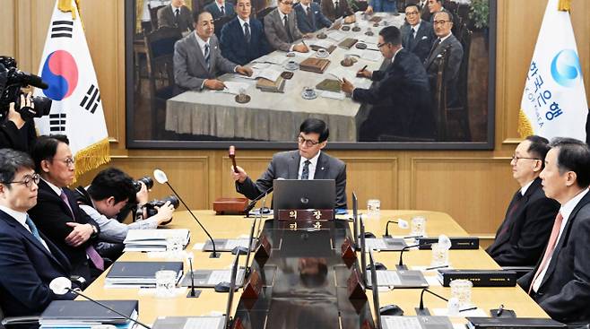 이창용 한국은행 총재가 25일 서울 중구 한국은행 본관에서 열린 금융통화위원회 본회의에서 의사봉을 두드리고 있다. /사진=뉴스1