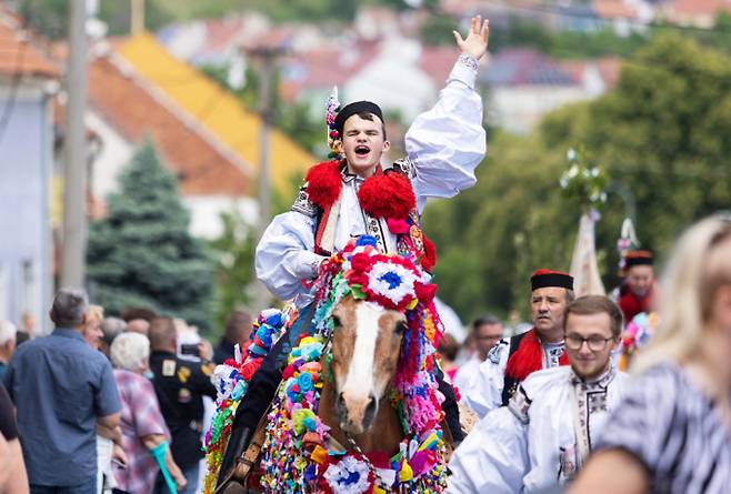 동유럽 낭만을 품은 나라 체코에서 전통 민속축제 '왕들의 탈 것'이 진행됐다. 사진은 지난 25일(현지시각) 체코 블츠노프에서 진행된 전통 민속 축제 '왕들의 탈것'에서 현지 의상을 입은 관람객이 말을 타고 있는 모습. /사진=로이터