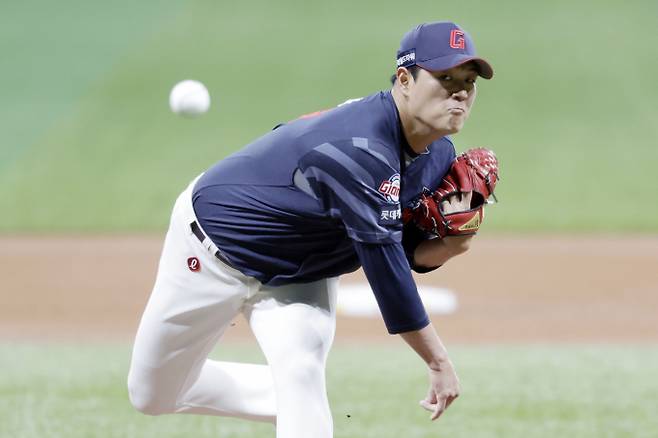 롯데 자이언츠 나균안이 시즌 11번째 등판에서 첫 승리에 도전한다. 사진은 롯데 자이언츠 투수 나균안의 모습. /사진=뉴시스 /사진=최동준