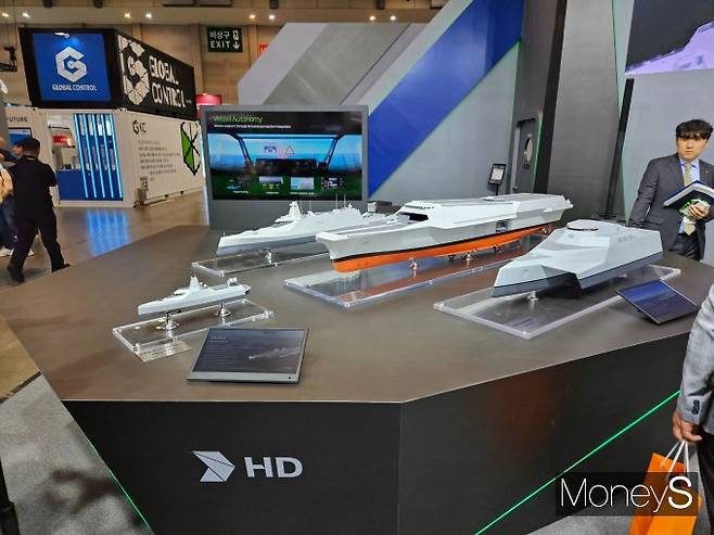 부산 벡스코에서 '국제해양방위산업전(MADEX·마덱스) 2025'가 28일 개막했다. 사진은 HD현대중공업의 미래함정 콘셉트 'HCX 시리즈'의 진화형인 'HCX-25'와 AI 기반의 유·무인복합전력 기함(지휘함)이 될 '기동형 무인전력통제함', '미래형 무인전력모함', '전투용 무인수상정'(USV)의 모습. /사진=최유빈 기자