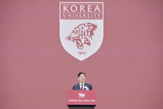 5일 서울 성북구 고려대학교에서 열린 개교 120주년 기념식에서 김동원 총장이 식사를 하고 있다. (사진=고려대학교 제공) 뉴시스