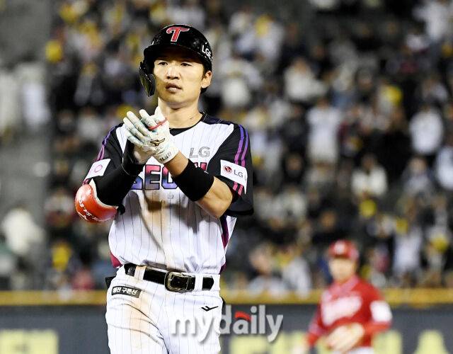 2일 오후 서울 잠실야구장에서 진행된 '2025 프로야구 KBO리그' LG트윈스와 SSG랜더스의 경기.LG 박해민이 7회말 선두타자로 나서 안타를 친 뒤 박수를 치고 있다.