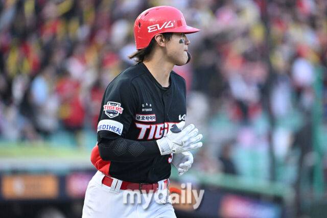 11일 인천 SSG랜더스필드에서 열린 '2025 신한 SOL BANK KBO리그' KIA 타이거즈와 SSG랜더스 더블헤더 2차전 경기. KIA 김도영이 4회초 1사에 선제 솔로포를 쳤다. 홈런을 바라보는 김도영./마이데일리