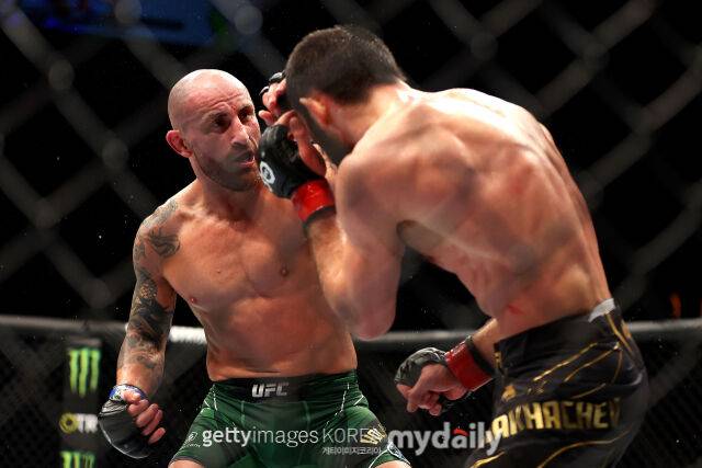 볼카노프스키(왼쪽)가 마카체프를 상대로 공격을 시도하고 있다. /게티이미지코리아