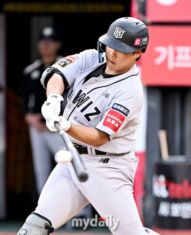 20일 오후 경기도 수원시 조원동 수원kt위즈파크에서 진행된 '2025 프로야구 KBO리그' kt위즈와 KIA타이거즈의 경기. kt 강백호가 1회말 2사 1,3루서 1타점 적시타를 터뜨리고 있다./마이데일리