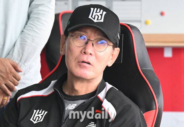 20일 오후 경기도 수원시 조원동 수원kt위즈파크에서 진행된 '2025 프로야구 KBO리그' kt위즈와 KIA타이거즈의 경기. 기아 이강철 감독이 경기전 훈련에서 인터뷰를 갖고 있다./마이데일리