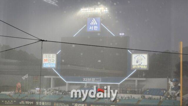 먹통이 된 라이온즈 파크 전광판./대구=김경현 기자