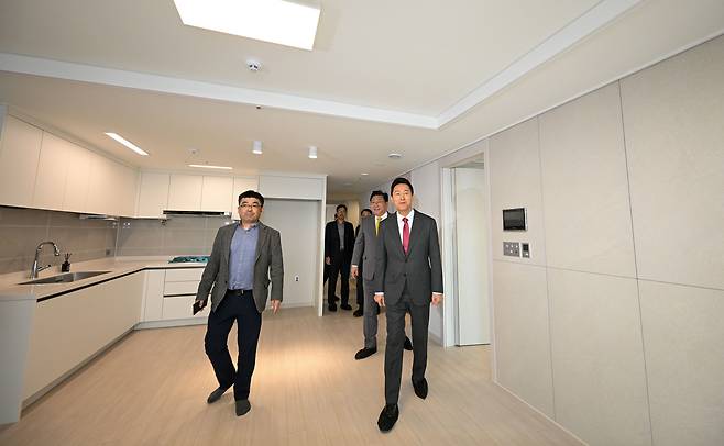 오세훈 서울시장이 지난 3월 열린 ‘미리내집 현장방문 및 신혼부부 간담회’에 참석해 공가주택을 둘러보고 있다. [연합뉴스]