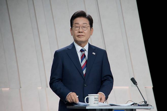 이재명 더불어민주당 대선후보가 27일 서울 마포구 상암동 MBC 스튜디오에서 열린 정치·외교안보 분야 TV토론회를 준비하고 있다. [연합]