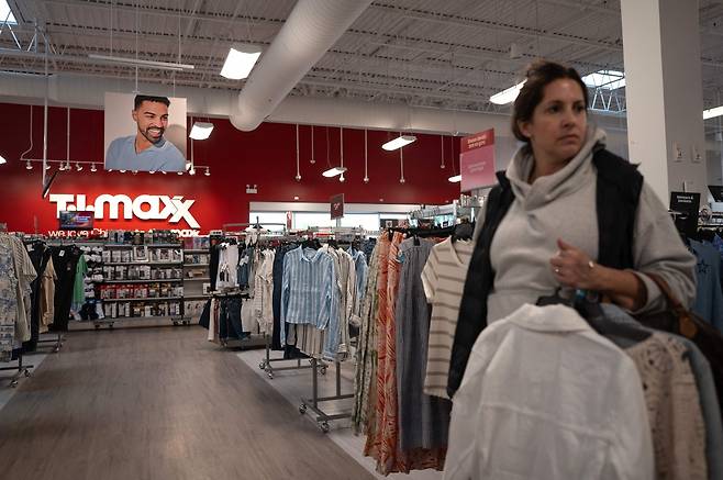 미국 일리노이주 시카고의 한 쇼핑센터에서 고객이 지난 21일(현지시간) 의류를 구매하고 있다. [AFP]