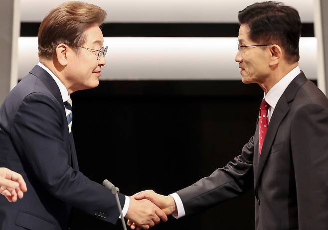 이재명 더불어민주당 대선후보와 김문수 국민의힘 후보가 23일 서울 영등포구 여의도 KBS 스튜디오에서 열린 제21대 대선 2차 후보자 토론회에 앞서 인사하고 있다. [연합]