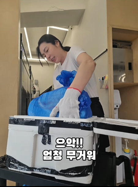 이기용이 식당 직원으로 근무하고 있는 모습. [이기용 SNS]