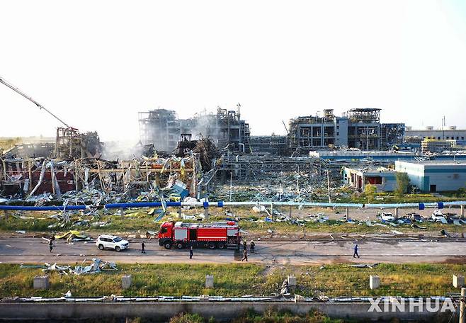 [웨이팡=신화/뉴시스] 27일 중국 산둥성 동부 가오미시의 화학 공장 폭발 현장에서 구조대가 작업 중이다. 현재까지 5명이 사망하고 6명이 실종된 것으로 파악됐다. 2025.05.28.