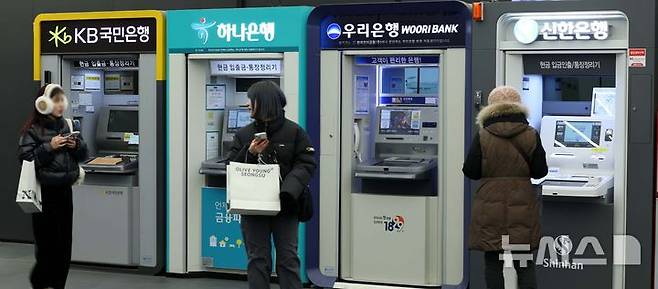 [서울=뉴시스] 고범준 기자 = 국내 4대 금융그룹(KB·신한·하나·우리금융지주)중 하나금융이 지난 4일 실적발표를 마쳤고 나머지 금융그룹이 지난해 4분기 실적 발표를 앞둔 5일 서울의 한 건물에 설치된 국민은행 ATM기 앞으로 시민이 지나가고 있다. 하나금융은 2024년 경영실적 발표를 통해 연간 연결 당기순이익이 전년 대비 9.3%(3천171억원) 증가한 3조7천388억원, 4분기 당기실적은 5천315억원이라고 밝혔다. 2025.02.05. bjko@newsis.com
