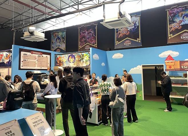 [서울=뉴시스] 이주영 수습 기자 = 27일 오후 서울 성동구 PNSFP에서 쿠키런 세계관을 테마로 한 방탈출 체험형 전시 '쿠키런: 브레이크 이스케이프 - 바삭한 탈출'이 진행됐다. 사진은 굿즈존과 카페존의 모습. 2025.05.27. zoo@newsis.com *재판매 및 DB 금지